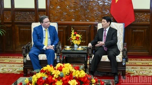 El presidente de Vietnam, Luong Cuong, y embajador de Estados Unidos en Hanói, Marc Knapper