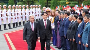El presidente de Vietnam, Luong Cuong, preside la ceremonia de bienvenida al secretario general de la ONU, António Guterres, en Hanói. (Foto: Nhan Dan)