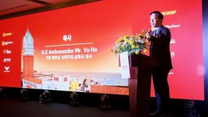 El embajador de Vietnam en Corea del Sur, Vu Ho, interviene en la ceremonia de inauguración de los vuelos directos Phu Quoc-Seúl, celebrada el 25 de marzo.