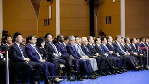 El primer ministro de Vietnam, Pham Minh Chinh, participa en la sesión plenaria de apertura de la 16.ª Reunión Anual de los Nuevos Campeones del FEM (Foto: VNA)