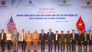 Representantes del Ministerio de Relaciones Exteriores de Vietnam y dirigentes de la provincia de Quang Tri se toman fotos de recuerdo con la delegación de la Embajada de Estados Unidos en Hanói.
