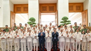 [Foto] Premier vietnamita preside reunión con Comité de Enlace de las fuerzas de Seguridad Pública que apoyan campo de batalla del Sur