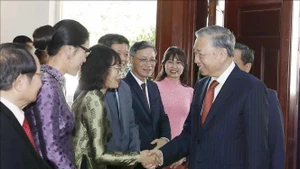 El secretario general del Partido Comunista de Vietnam, To Lam se reúne con comunidad vietnamita en Laos y destaca su papel en la unidad nacional. (Foto: VNA)