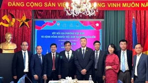 La delegación de Quang Binh se toma una foto de recuerdo con el Embajador de Vietnam en la República Checa. (Foto: Thai An)
