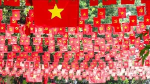 El rojo de la bandera nacional inunda la calle Hang Ma, distrito de Hoan Kiem, Hanoi. Foto: Khanh Hoa/VNA