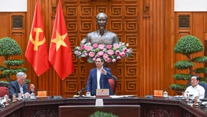 [Foto] Premier vietnamita preside reunión de Comité Permanente del Gobierno sobre proyectos ferroviarios