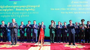 El primer ministro de Vietnam, Pham Minh Chinh, y su homólogo camboyano, Samdech Thipadei Hun Manet, en el acto inaugural. (Foto: Nhan Dan)