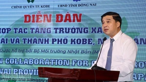 El vicepresidente del Comité Popular de la provincia de Dong Nai, Ho Van Ha, interviene en el foro.