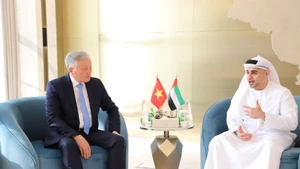 El viceprimer ministro vietnamita Nguyen Hoa Binh se reunió con el presidente del Centro Financiero Global de Abu Dabi (ADGM), Ahmed Jasim Al Zaabi. (Foto: VNA)