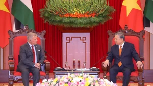 El secretario general del Partido Comunista de Vietnam, To Lam, (derecha) recibe al Rey Abdalá II bin Al Hussein de Jordania. (Foto: VNA)