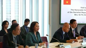 La vicepresidenta Vo Thi Anh Xuan en la reunión con el presidente del Gobierno Regional de Lombardía, Attilio Fontana (Foto: VNA)