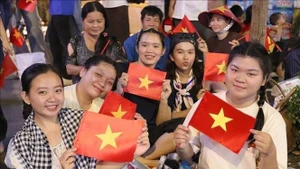 Estudiantes vietnamitas se reúnen para ver el desfile militar y civil que conmemora el 50.º aniversario de la Liberación del Sur y la Reunificación Nacional (30 de abril de 1975-2025). (Foto ilustrativa: VNA)