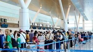 Pasajeros en aeropuerto Tan Son Nhat, en Ciudad Ho Chi Minh (Foto: VNA)