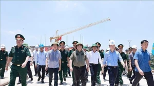 El primer ministro de Vietnam, Pham Minh Chinh, inspecciona el progreso del nuevo puente Phong Chau, en la provincia de Phu Tho (Foto: VNA)