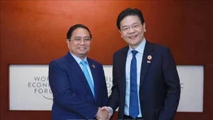 El primer ministro de Vietnam, Pham Minh Chinh, sostiene un encuentro con su homólogo singapurense, Lawrence Wong (Foto: VNA)