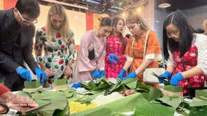Los jóvenes participan en la elaboración del banh chung (Foto: VNA)