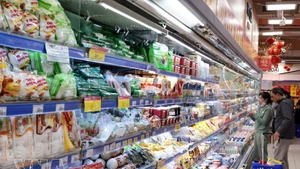 Clientes en el supermercado Coopmart Nguyen Trai en Hanói. (Foto: VNA)