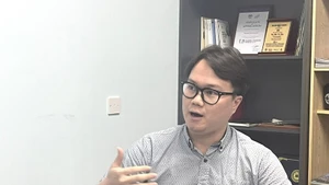 El investigador Enzo Sim Hong Jun, radicado en Malasia, concede una entrevista a la Agencia Vietnamita de Noticias. (Foto: VNA)