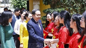 El presidente de la Asamblea Nacional, Tran Thanh Man, y su esposa visitan y se reúnen con el personal de la Embajada de Vietnam y miembros de la comunidad coterránea en Marruecos. (Foto: VNA)