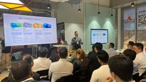 Un representante de la Sociedad Anónima de Tecnología Arobid presenta la plataforma de comercio electrónico B2B Vietnam-Singapur.