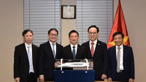 El viceprimer ministro Ho Duc Phoc (centro) afirma que el sistema ferroviario de alta velocidad debe desarrollarse de forma armoniosa, desde el diseño y la producción de vías hasta la señalización, el material rodante, la operación y el mantenimiento. (Foto: VGP)