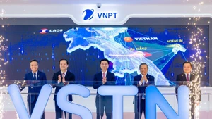 El Grupo VNPT ha puesto en marcha oficialmente la línea de cable terrestre VSTN, la primera conexión directa entre Vietnam y Singapur que utiliza exclusivamente infraestructura terrestre. (Foto: VNA)