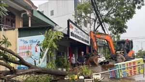 Los hogares de la comuna de Thach Ha reparan viviendas tras la tormenta número 10. (Foto: VNA)