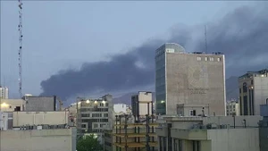 Humo se eleva tras una explosión en Teherán, Irán, el 15 de junio de 2025. (Foto: Xinhua/VNA)