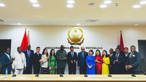 El fiscal general de la Fiscalía Popular Suprema y la delegación vietnamita de alto nivel realizan una visita de cortesía a la Fiscalía General tras la ceremonia de firma, celebrada en Luanda en agosto de 2025. 