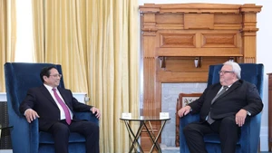El primer ministro Pham Minh Chinh se reúne con el presidente del Parlamento neozelandés, Gerry Brownlee. (Foto: VNA)
