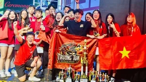 Los estudiantes vietnamitas brillan en la ceremonia de premiación.