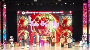 En la ciudad rusa de Ufa, la Asociación local de vietnamitas celebró el Tet con un vibrante evento cultural que reunió a unos 400 participantes. (Foto: VNA)