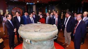 El primer ministro Pham Minh Chinh, su esposa y la delegación de alto nivel de Vietnam, visitan el Museo Quai Branly-Jacques Chirac. (Foto: VNA)