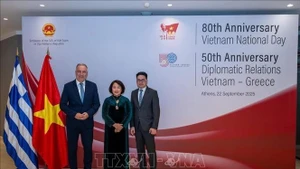 La embajadora de Vietnam en Grecia, Pham Thi Thu Huong, y el viceministro de Desarrollo griego, Stavros Kalafatis, en la ceremonia de conmemoración del 50º aniversario del establecimiento de las relaciones diplomáticas entre los dos países y el 80º aniversario del Día Nacional de Vietnam, organizada el 22 de septiembre de 2025 en Atenas. (Foto: VNA)
