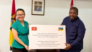 La embajadora de Vietnam en Mozambique, Tran Thi Thu Thin, entrega 100 mil dólares al secretario general del FRELIMO, Chakil Aboobacar (Foto: Embajada de Vietnam en Mozambique)