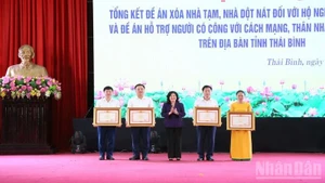 Los Certificados de Mérito del Primer Ministro se otorgan a dos unidades y dos personas por su destacada contribución a la campaña nacional "Unir fuerzas para eliminar las viviendas precarias en 2025". (Foto: Nhan Dan)
