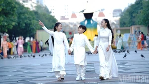 [Foto] Celebran en Ciudad Ho Chi Minh Festival del Ao Dai 2026