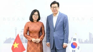 La cónsul general de Vietnam en Busán, Doan Phuong Lan, y el alcalde de Busán, Park Heong Joon. (Foto: Consulado General de Vietnam en Busán)