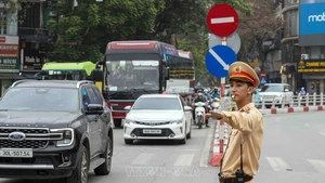 La policía de Hanoi regula el tráfico en vísperas de la celebración del Día Nacional. (Foto: VNA)
