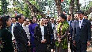 Ngo Phuong Ly, esposa del secretario general del Partido Comunista de Vietnam, y Naly Sisoulith, esposa del secretario general del Partido Popular Revolucionario de Laos y presidente del país, en el evento (Foto: Nhan Dan)