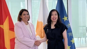 La viceministra de Relaciones Exteriores de Vietnam, Le Thi Thu Hang (derecha), se reúne con la viceministra permanente de la Presidencia de Chipre, Irene Piki (Foto: VNA)