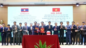Los Servicios de Salud Pública de la provincia de Dien Bien y la laosiana de Phongsali firman un memorando de entendimiento sobre cooperación. (Foto: baovanhoa.vn)