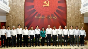 [Foto] Líder partidista vietnamita trabaja con Junta Permanente del Comité del Partido en Hanói