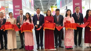 Los delegados cortan la cinta inaugural del stand de Vietnam en WorldFood Moscú 2025.