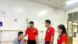 Líderes de la Cruz Roja Provincial de Quang Ninh visitaron, animaron y brindaron apoyo a las víctimas y sus familiares. (Foto: VNA)