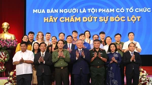 El viceprimer ministro permanente de Vietnam, Nguyen Hoa Binh, y los delegados participantes en la cita (Foto: VNA)
