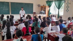 Clase del idioma jemer en la pagoda Ta Mum, comuna de Dinh Hoa, provincia de An Giang.
