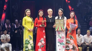 Los artistas de la Federación de Circo de Vietnam reciben el premio especial en el Festival Mundial de Arte Circense IDOL 2025.