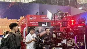 Los visitantes exploran la tecnología de producción cinematográfica en la Feria de Otoño de 2025. (Foto: VNA)