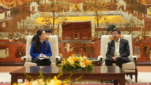 Duong Duc Tuan, vicepresidente permanente del Comité Popular de Hanói (D) y Chen Qiao, directora ejecutiva del Grupo PCI, de China (Foto: hanoimoi.com.vn)